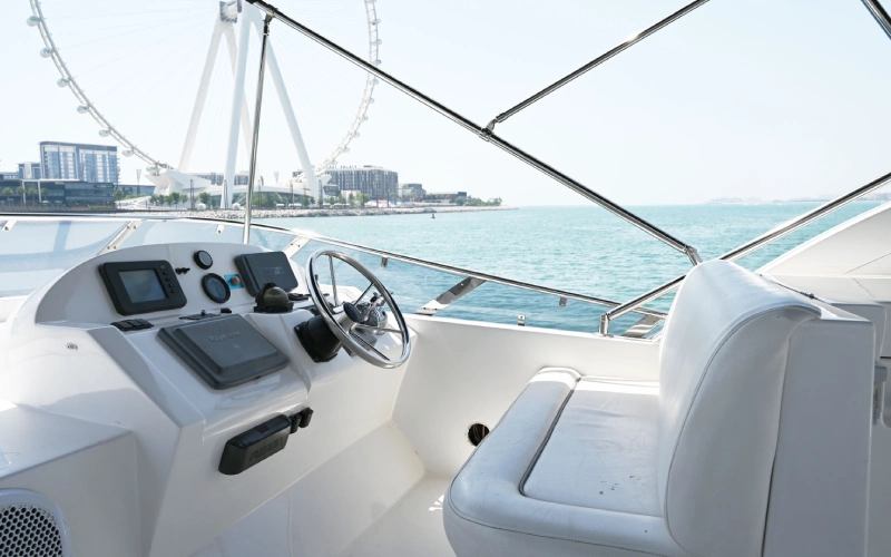 منطقة حديثة للقبطان مع لوحة تحكم كاملة على يخت Azimuth 58 قدم - تأجير يخوت دبي من مالا لليخوت