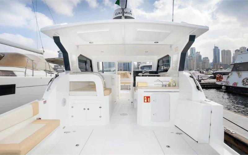 تصميم داخلي عصري ليخت Storm بطول 36 قدماً مع مقاعد أنيقة - تقدم شركة مالا لليخوت أفضل تأجير يخوت في دبي للباحثين عن الرفاهية.