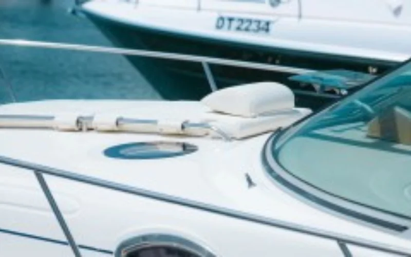 منظر خارجي ليخت طوله 38 قدماً يبحر في دبي - تأجير يخوت في دبي من مالا لليخوت