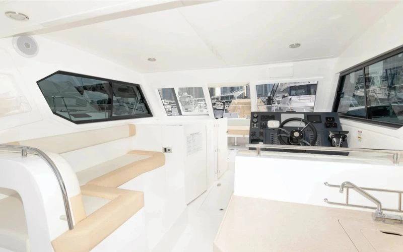 استراحة داخلية فاخرة في يخت أوشن دريم مع مقاعد فخمة - تأجير يخوت في دبي من مالا لليخوت