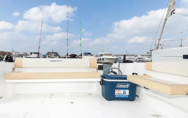 إعداد مريح للجلوس داخل يخت Storm 36 قدم - شركة مالا لليخوت متخصصة في تأجير اليخوت الأنيقة وبأسعار معقولة في دبي.