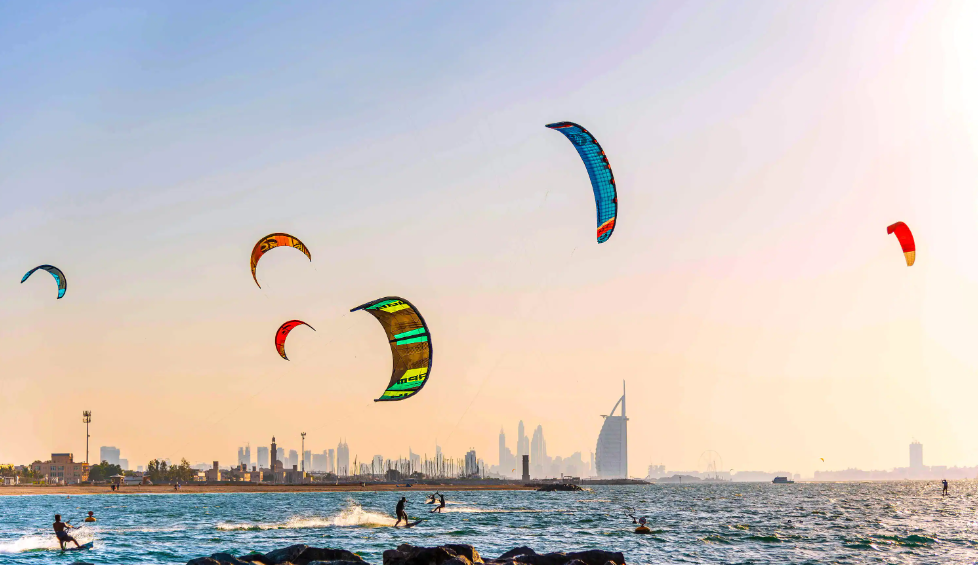 ركوب الأمواج شراعيًا في شاطئ دبي كايت