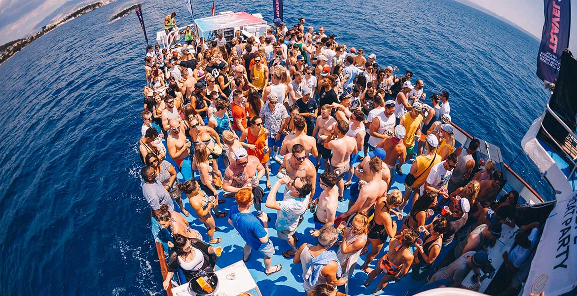 4 Tips to Throw a Perfect Yacht Party in Dubai