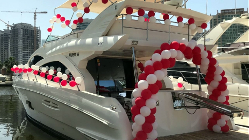 Decorate the yacht 