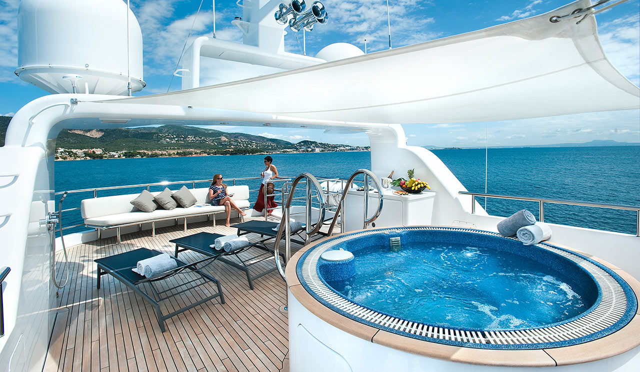 9 best yachts with jacuzzi in Dubai
