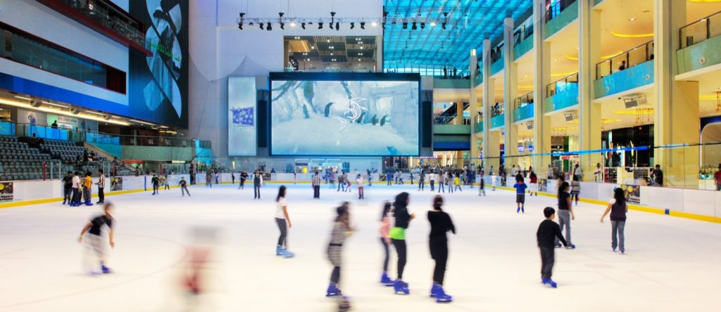 قم بالدوران حول حلبة دبي للتزلج على الجليد