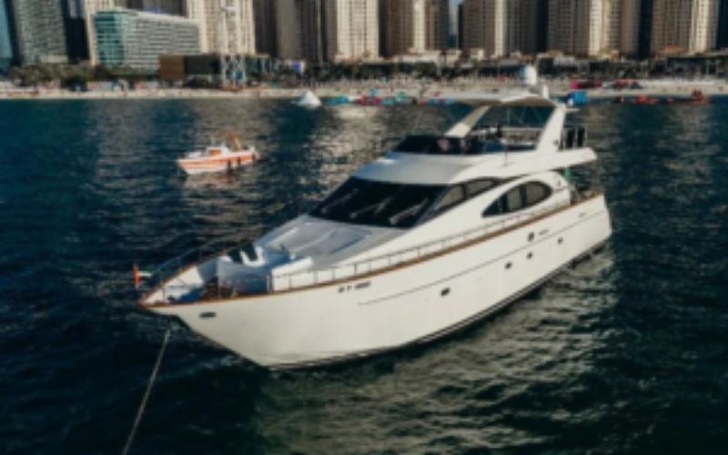 Guests enjoying sunset on the flybridge of Azimut 81 – yacht rental in Dubai by Mala Yachts